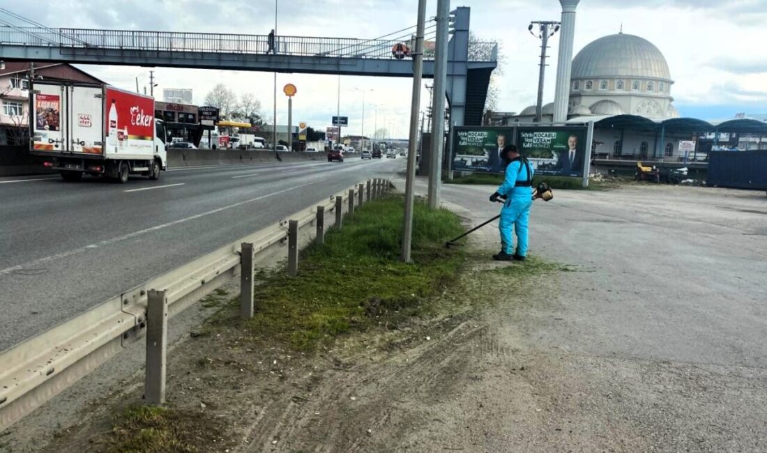 Kocaeli Büyükşehir Belediyesi, kent genelinde yol kenarları ve kaldırımlarda temizlik
