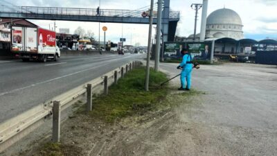Kocaeli Büyükşehir Belediyesi, kent genelinde yol kenarları ve kaldırımlarda temizlik