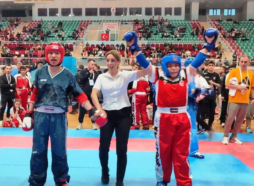 Körfez Gençlerbirliği sporcuları Rafet Eren ve Poyraz Ege, Türkiye Kick