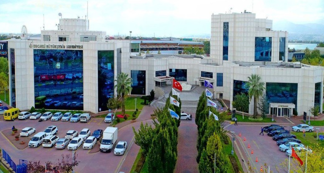 Kocaeli Büyükşehir Belediyesi, bazı kişilerin belediye yöneticilerinin adını kullanarak vatandaşlardan