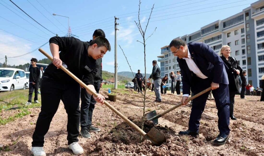 Derince Belediyesi’nin Yenikent Anadolu Lisesi öğrencilerinin katılımıyla düzenlediği programda fidanlar