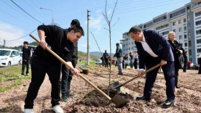 Derince Belediyesi’nin Yenikent Anadolu Lisesi öğrencilerinin katılımıyla düzenlediği programda fidanlar