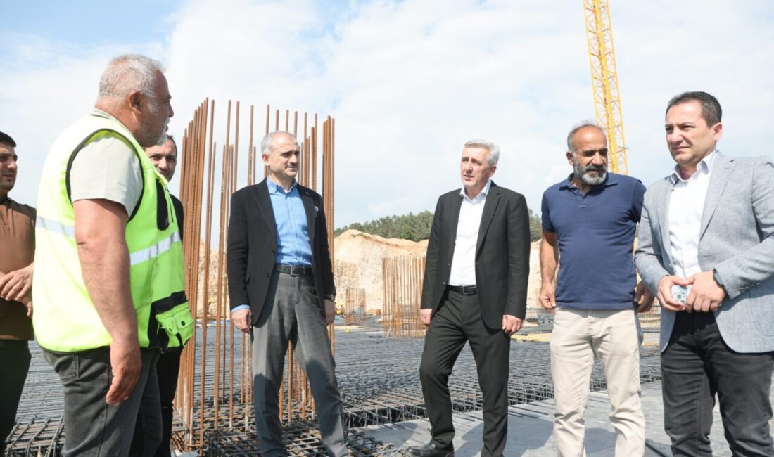 Çayırova Belediye Başkanı Bünyamin Çiftçi, yapımı süren Çayırova Devlet Hastanesi’nin