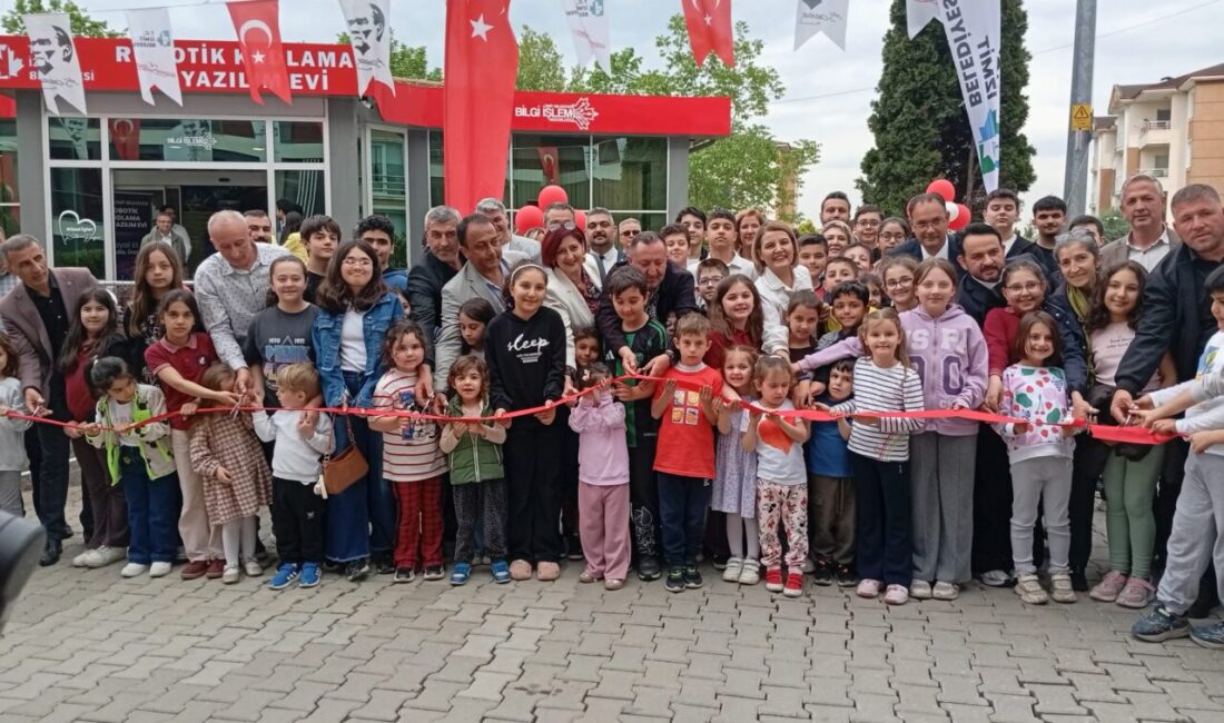 Robotik Kodlama ve Yazılım Evi’nin açılışında konuşan İzmit Belediye Başkanı