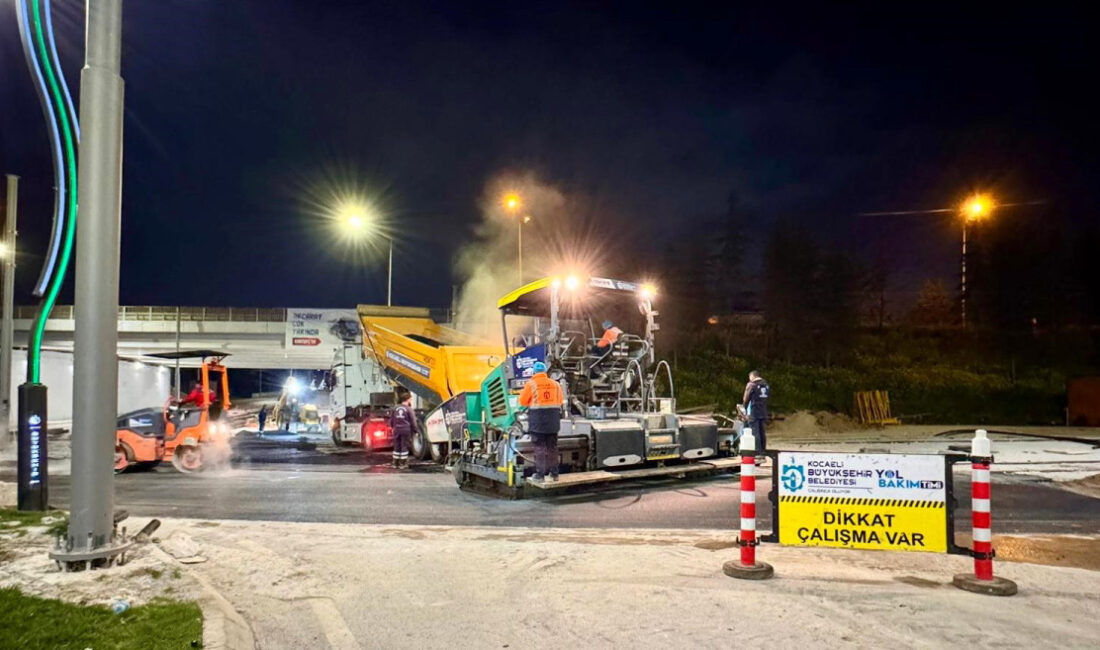 Kocaeli Büyükşehir Belediyesi, İzmit Vatan Caddesi tramvay kavşağında gece saatlerinde