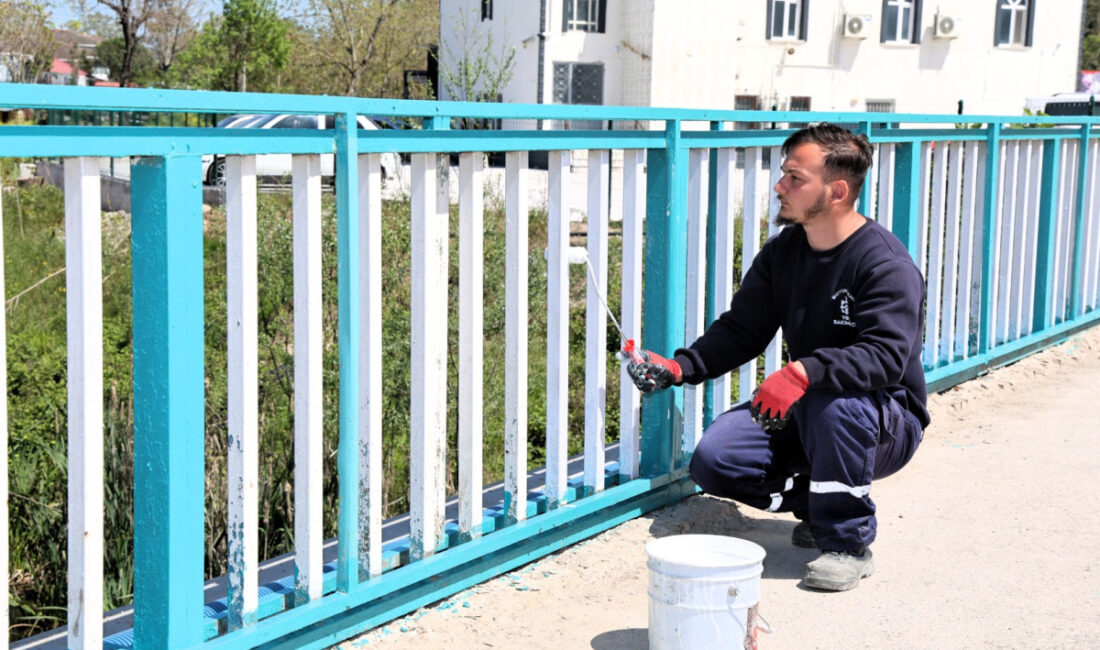 Kocaeli Büyükşehir Belediyesi, korkuluk montajı ve boyama çalışmalarıyla şehir estetiğini