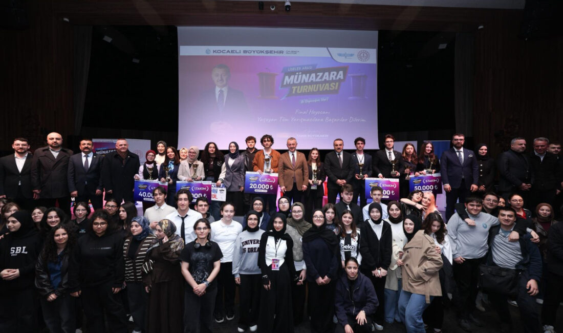 Kocaeli Büyükşehir Belediyesi’nin düzenlediği Liselerarası Büyük Münazara Turnuvası Finali büyük