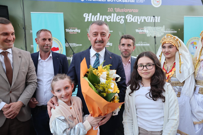 Kocaeli Büyükşehir Belediye Başkanı Tahir Büyükakın, Bal-Türk Derneği ile birlikte