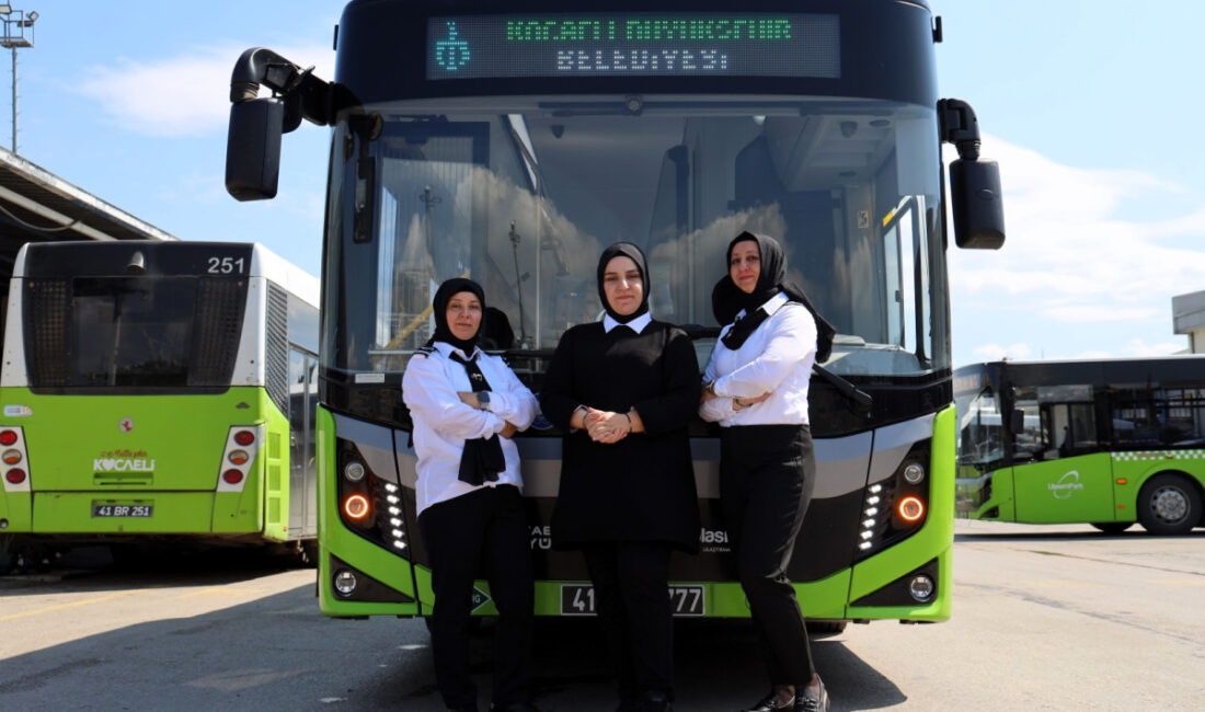 Kocaeli Büyükşehir Belediyesi iştiraki UlaşımPark’ta görev yapan kadın otobüs şoförleri,