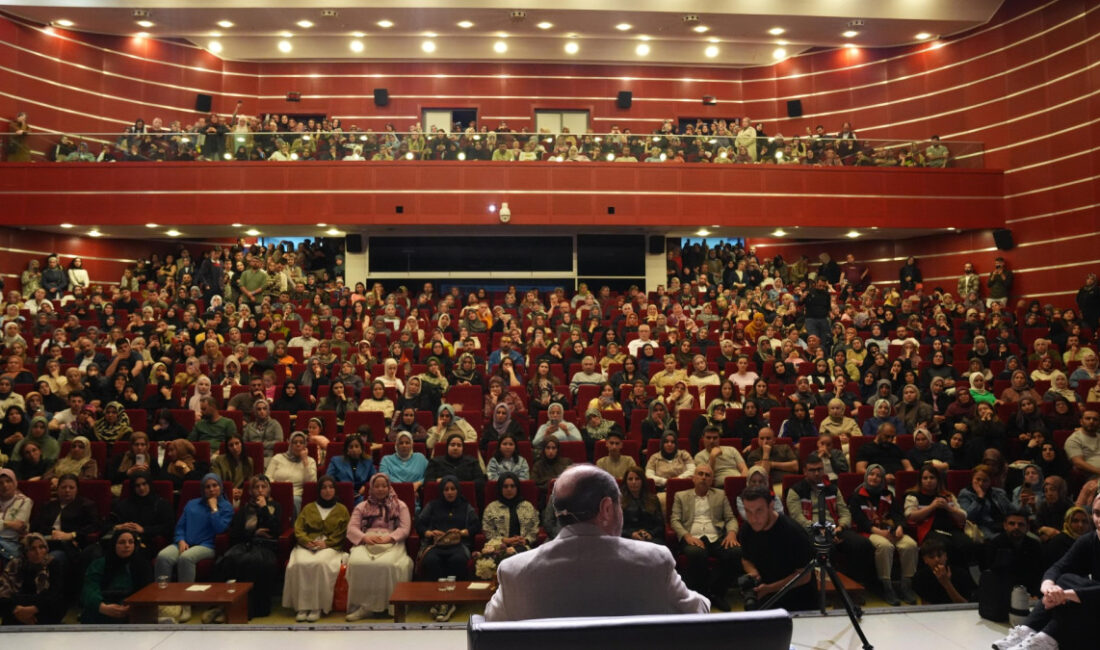 Kocaeli Büyükşehir Belediyesi, “Ailem Kocaeli” buluşmaları kapsamında divan edebiyatına dair