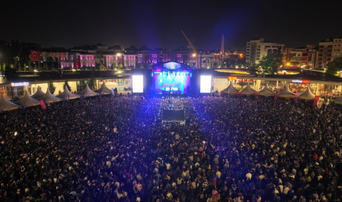 Alternatif rock müziğin sevilen gruplarından Dedublüman, EnFest etkinlikleri kapsamında Kocaeli