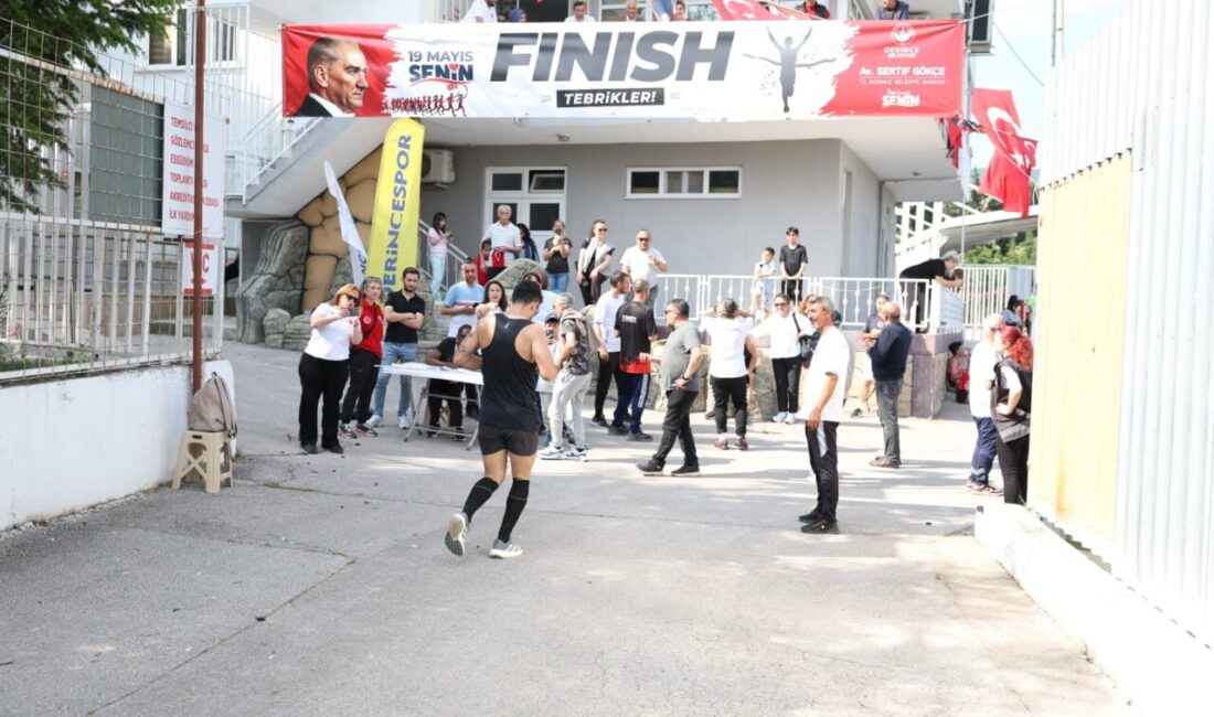 Derince Belediyesi tarafından düzenlenen Atatürk Halk Koşusu, yaklaşık 200 kişinin