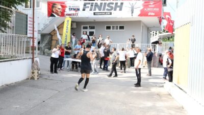 Derince Belediyesi tarafından düzenlenen Atatürk Halk Koşusu, yaklaşık 200 kişinin