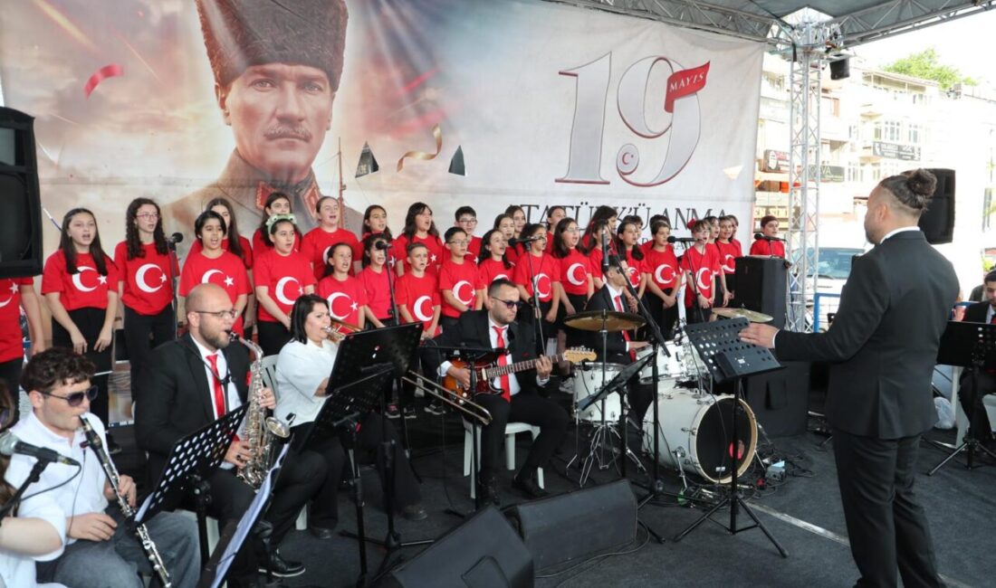 İzmit Belediyesinin, Belediye Meydanı’nda düzenlediği 19 Mayıs kutlama programında Birthmark