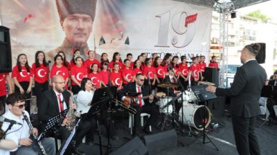 İzmit Belediyesinin, Belediye Meydanı’nda düzenlediği 19 Mayıs kutlama programında Birthmark