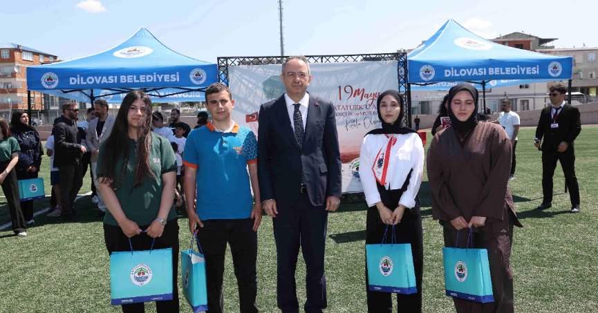 Dilovası’nda 19 Mayıs Atatürk’ü Anma ve Spor Bayramı düzenlenen tören