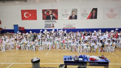 Gölcük Belediyespor bünyesindeki Taekwondo branşında bulunan 305 sporcu, düzenlenen törenle