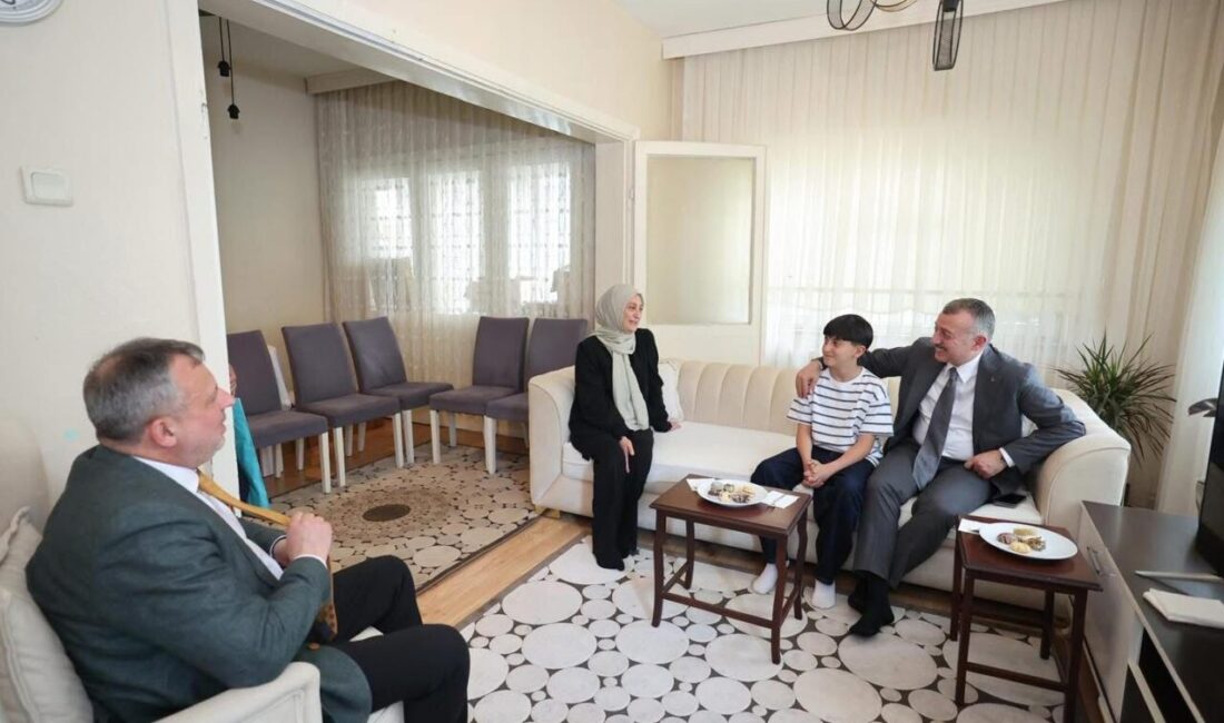 Kocaeli Büyükşehir Belediye Başkanı Tahir Büyükakın, şehit ailelerini ziyaret etti,