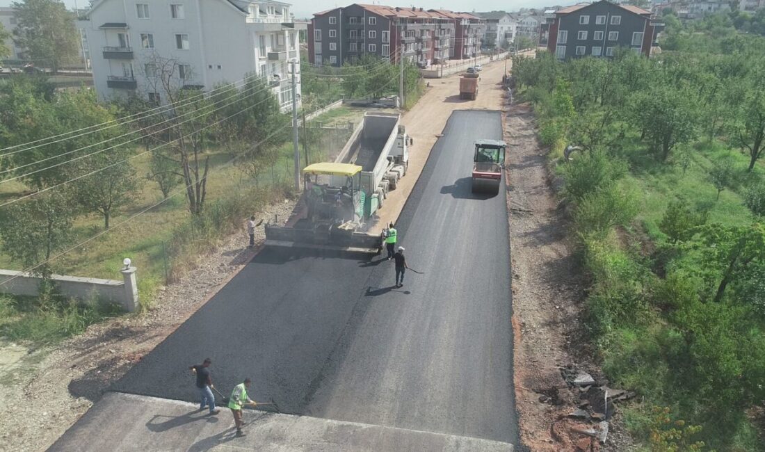 Kocaeli Büyükşehir Belediyesi, havaların ısınması ile birlikte asfalt sezonunu açtı.
