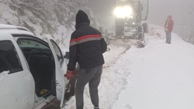 Kocaeli Büyükşehir Belediyesi, kentin yüksek kesimlerinde etkili olan kar yağışına