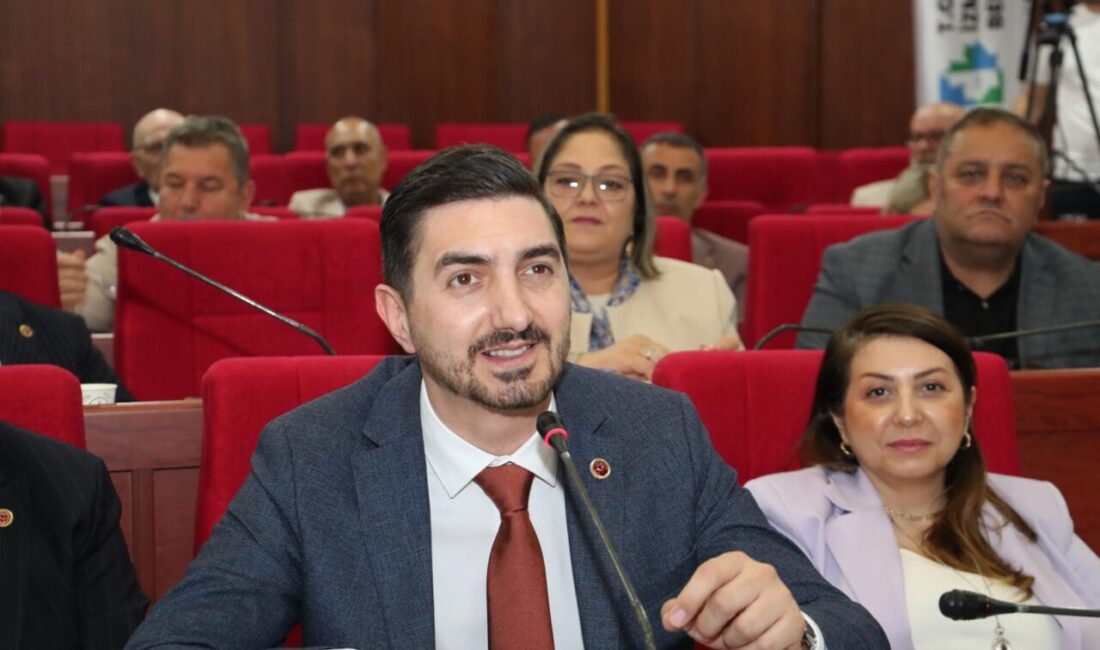 İzmit Belediyesinin 2025 yılı kesin hesabının görüşüldüğü meclis toplantısında konuşan