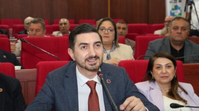 İzmit Belediyesinin 2025 yılı kesin hesabının görüşüldüğü meclis toplantısında konuşan