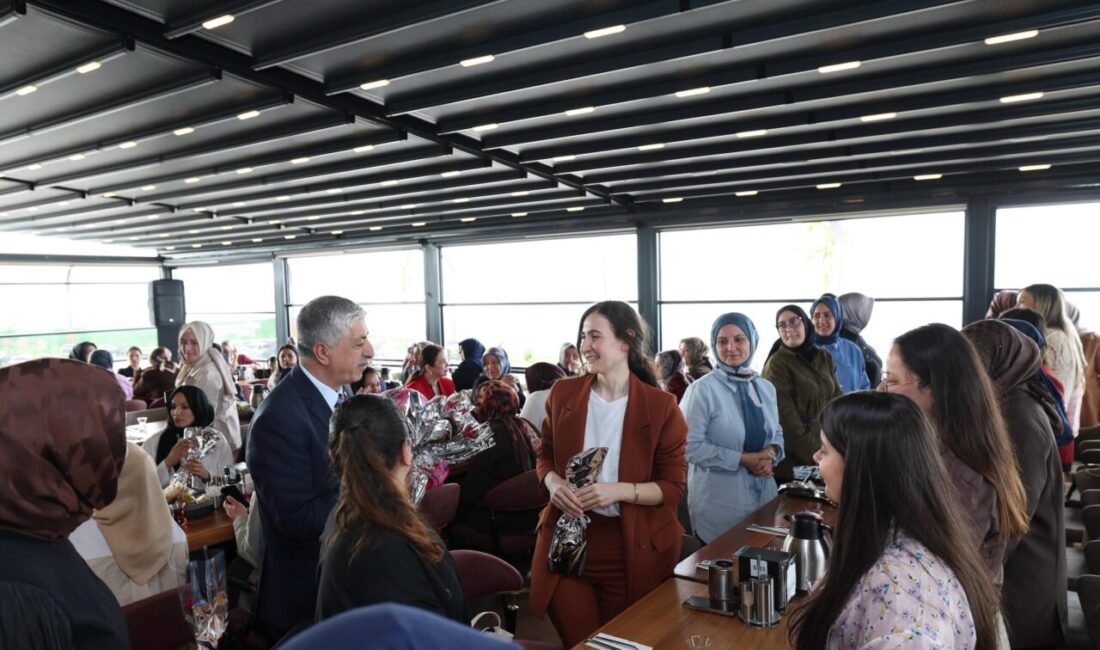 Dilovası Belediyesi tarafından Anneler Günü dolayısıyla düzenlenen özel program yoğun