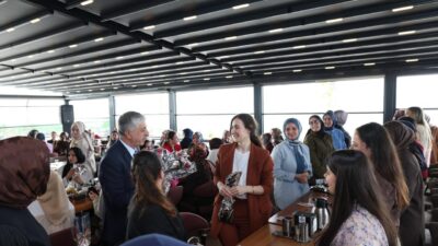 Dilovası Belediyesi tarafından Anneler Günü dolayısıyla düzenlenen özel program yoğun