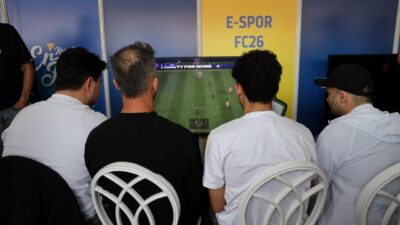 Kocaeli Büyükşehir Belediyesi’nin EnFest etkinlikleri kapsamında düzenlediği ödüllü FC26 turnuvasında