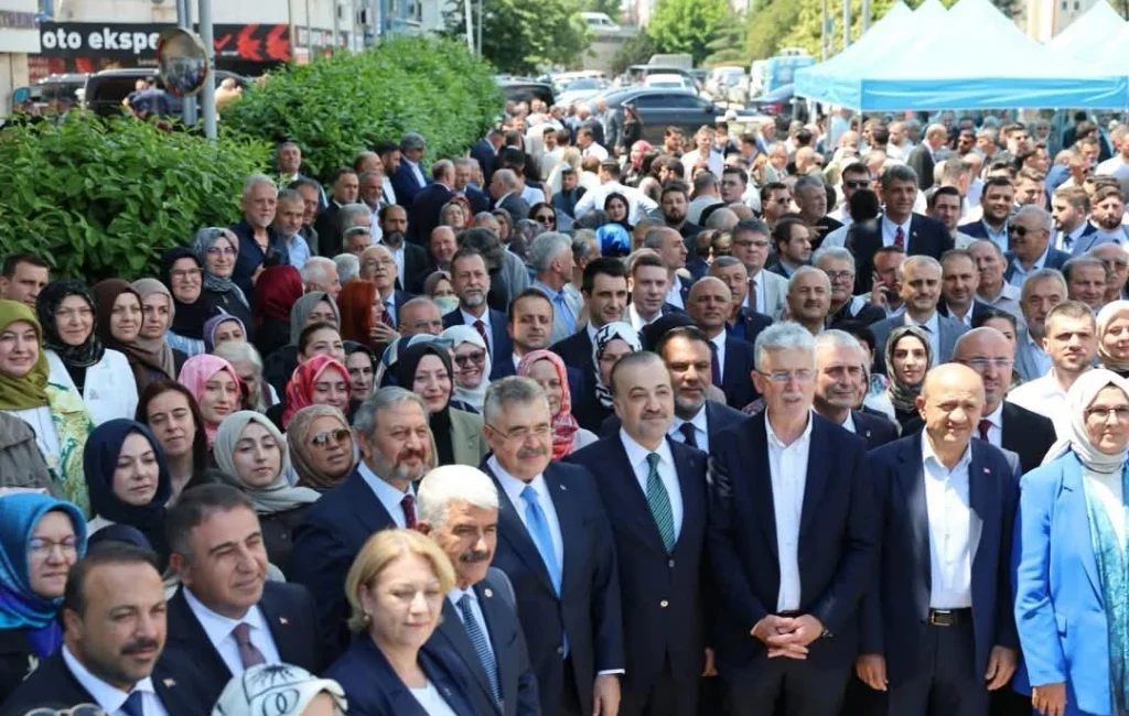 AK Parti Kocaeli İl Başkanlığı'nın ev sahipliğinde düzenlenen bayramlaşma programı,
