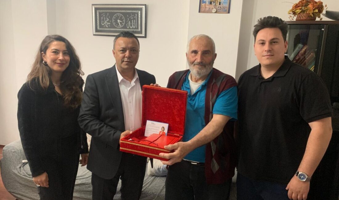 İzmit Belediyesi, Karamürsel’de yaşayan Kıbrıs Gazileri İsmail Bayraktar ve Remzi