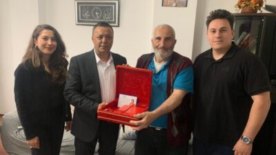 İzmit Belediyesi, Karamürsel’de yaşayan Kıbrıs Gazileri İsmail Bayraktar ve Remzi