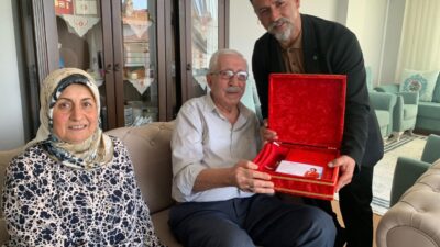 İzmit Belediyesi, Karamürsel’de yaşayan Kıbrıs gazilerini evlerinde ziyaret ederek hem