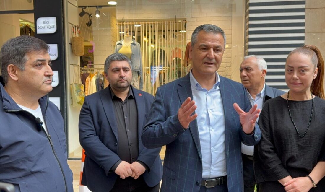 Fethiye Caddesi’nde iş yerlerinin camları kırılan esnafı ziyaret eden İzmit