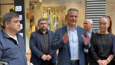 Fethiye Caddesi’nde iş yerlerinin camları kırılan esnafı ziyaret eden İzmit