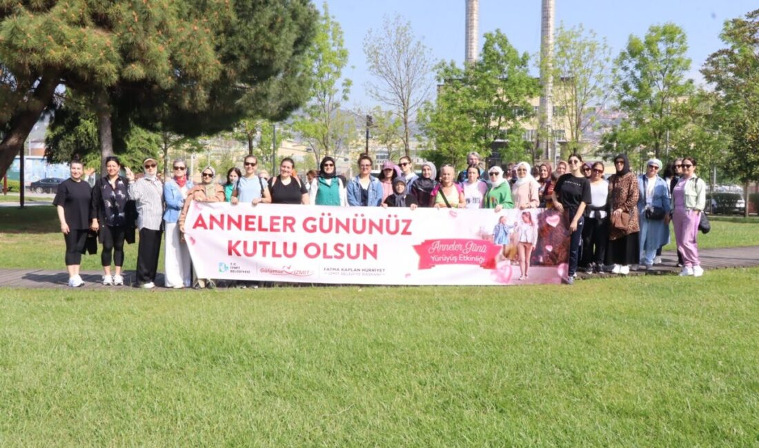 İzmit Belediyesinin Anneler Günü kapsamında düzenlediği sağlıklı yaşam yürüyüşüne katılan