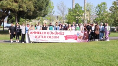İzmit Belediyesinin Anneler Günü kapsamında düzenlediği sağlıklı yaşam yürüyüşüne katılan