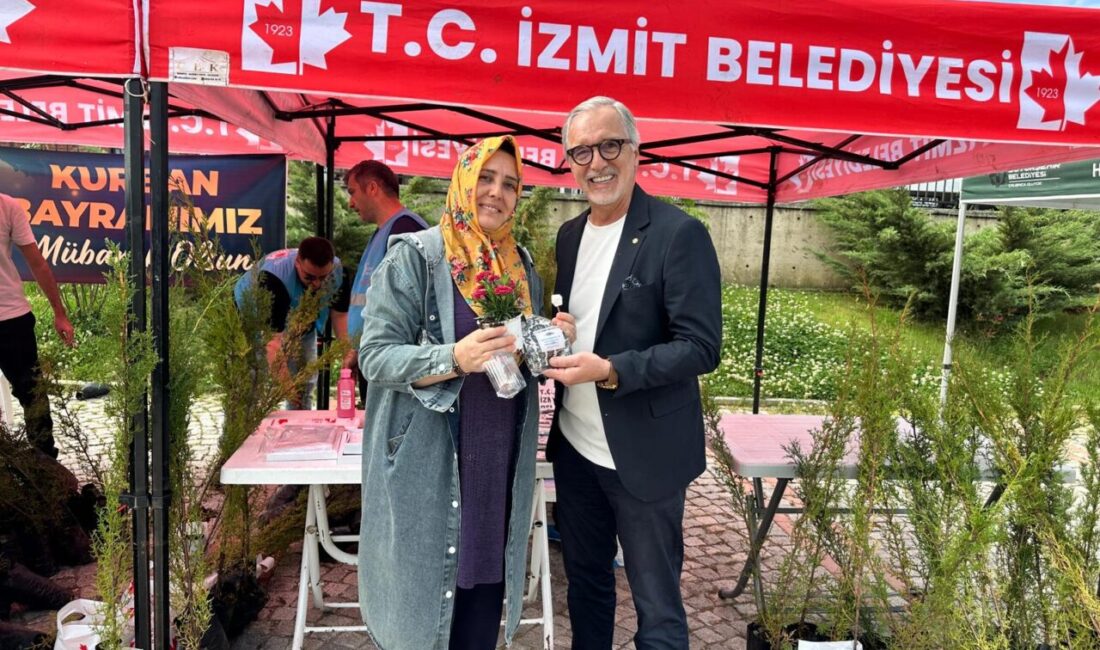 İzmit Belediyesi, Kurban Bayramı arifesinde mezarlık ziyaretine gelen vatandaşları yalnız