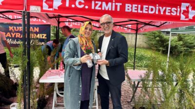 İzmit Belediyesi, Kurban Bayramı arifesinde mezarlık ziyaretine gelen vatandaşları yalnız