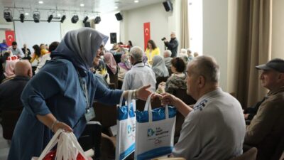 İzmit Belediyesi, Anneler Günü kapsamında Kocaeli Huzurevi’ni ziyaret ederek huzurevi