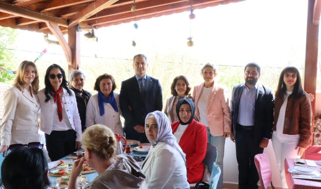 İzmit Belediyesi, Anneler Günü kapsamında kadın muhtarları Karaabdülbaki’deki Çınar Kahvaltı
