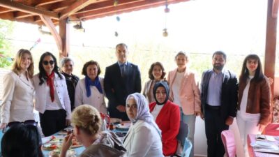 İzmit Belediyesi, Anneler Günü kapsamında kadın muhtarları Karaabdülbaki’deki Çınar Kahvaltı