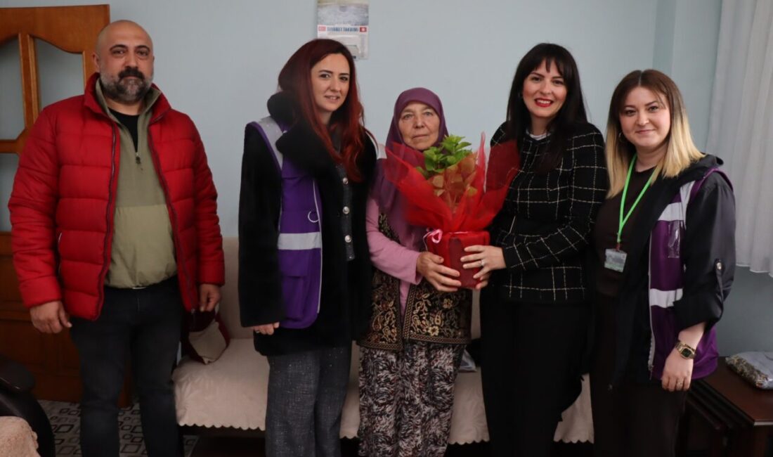 İzmit Belediyesi, Anneler Günü kapsamında kırsal mahallelerde yaşayan kadınları ziyaret
