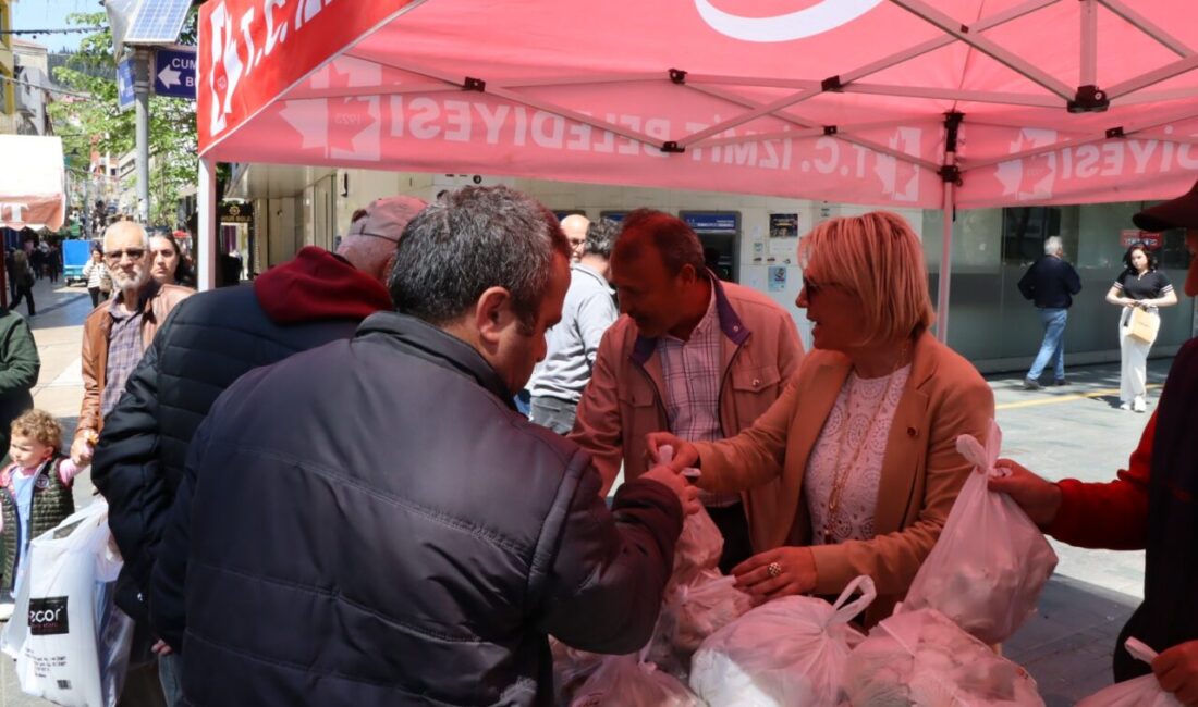 İzmit Belediyesi, kendi üretim tesisinde yetiştirdiği istiridye mantarlarını vatandaşlara ücretsiz