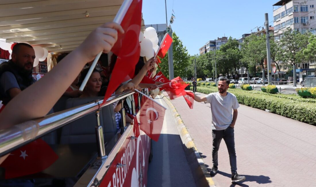 İzmit Belediyesinin 19 Mayıs kapsamında düzenlediği şehir turunda İzmit sokakları