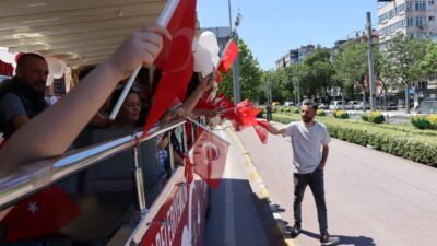 İzmit Belediyesinin 19 Mayıs kapsamında düzenlediği şehir turunda İzmit sokakları