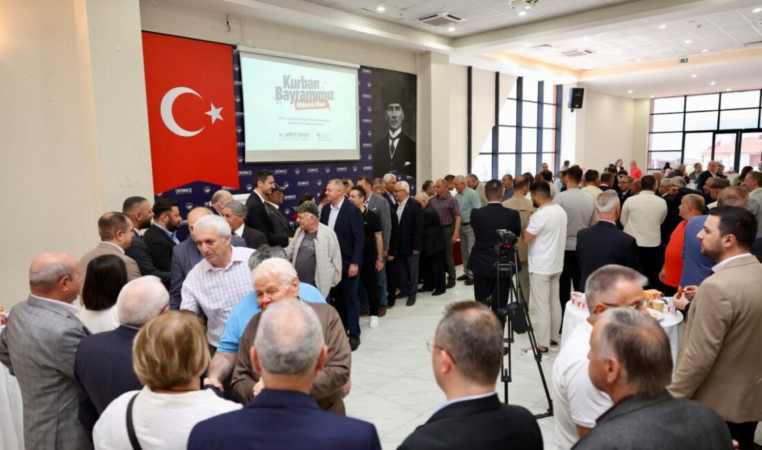 Kurban Bayramı dolayısıyla düzenlenen programlar kapsamında ilk olarak Derince Şehitliği’ni