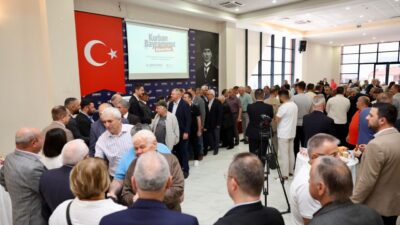 Kurban Bayramı dolayısıyla düzenlenen programlar kapsamında ilk olarak Derince Şehitliği’ni