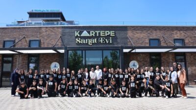 Kartepe Belediyesi Sanat Evi’nde, Hasanpaşa Ortaokulu öğrencileri tarafından hazırlanan “Barış