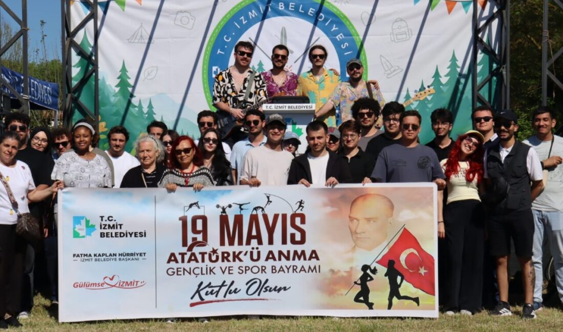 İzmit Belediyesinin Sarısu’da düzenlediği 19 Mayıs Gençlik Festivali’nde gençler, spor